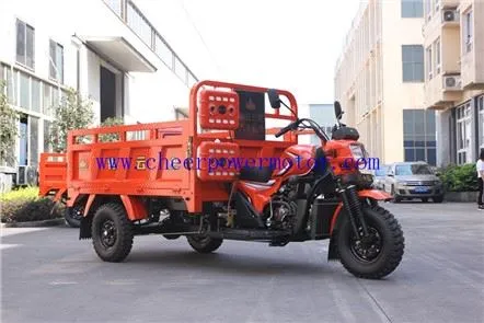 300 köbcentiméteres dupla első lengéscsillapítóval összekapcsolt víztartályos háromkerekű